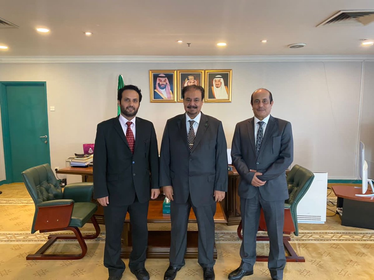 KSAembassyMY's tweet photo. استقبل سعادة سفير خادم الحرمين الشريفين لدى ماليزيا الأستاذ/ محمود بن حسين قطان في مكتبه اليوم سعادة المدير التنفيذي لجامعة المدينة العالمية بماليزيا د. عبدالله بن سعد العريفي ، وقد قدم شرحا عن تطور الجامعة وماتقدمه من برامج للدارسين ، حضر اللقاء سعادة الملحق الثقافي د.فهد الشمري https://t.co/IfuxKbnusu