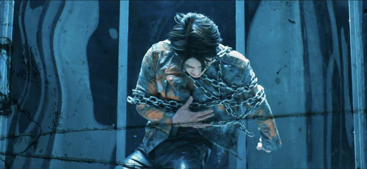 ho_bbangya's tweet photo. 뭔가 느낌상 루즈때랑 뮤비가 이어지는 느낌..
루즈때와 비슷한 메탈릭한 요소들이랑 전체적인 느낌 자체가 루즈때와 비슷하다고 생각되는데 전체적으로 분위기는 완전 반대라 너무 신기한..😖 
루즈가 표현하는 색이 딥블루라면 크레이지는 정말 레드 그 자체 https://t.co/a1FaV5AtaZ