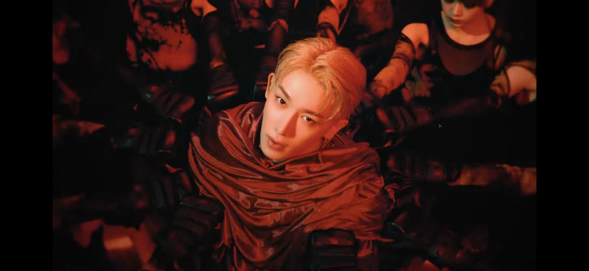 ho_bbangya's tweet photo. 뭔가 느낌상 루즈때랑 뮤비가 이어지는 느낌..
루즈때와 비슷한 메탈릭한 요소들이랑 전체적인 느낌 자체가 루즈때와 비슷하다고 생각되는데 전체적으로 분위기는 완전 반대라 너무 신기한..😖 
루즈가 표현하는 색이 딥블루라면 크레이지는 정말 레드 그 자체 https://t.co/a1FaV5AtaZ