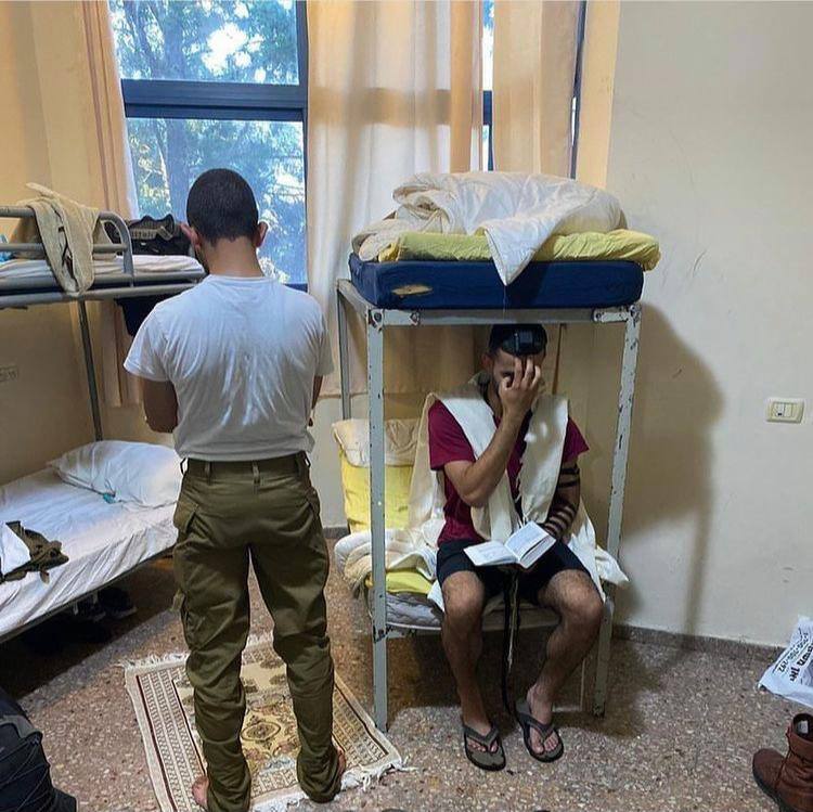 جندي مسلم وجندي يهودي في جيش الدفاع الإسرائيلي يصليان جنبًا إلى جنب كما يدافعان عن إسرائيل جنبًا إلى…