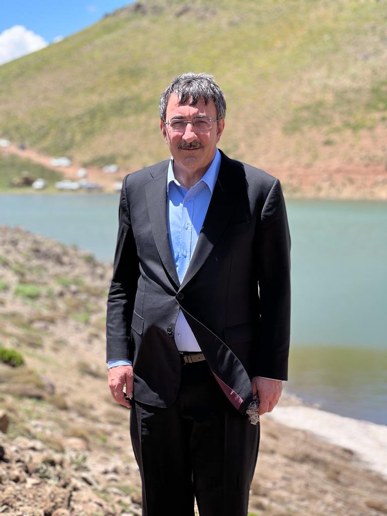 _cevdetyilmaz's tweet photo. Şaban köyünde bölge muhtarları ile kahvaltılı toplantı yaptık. Ardından 2400 m civarında olan “Gerındal” krater gölüne gittik. Bu mevsimde hala karlı olan bölgede karlı pekmez dondurması yedik. Huzur ortamında güzelliklerimizi keşfetmeye devam edeceğiz. https://t.co/XcLJ3SRwZr