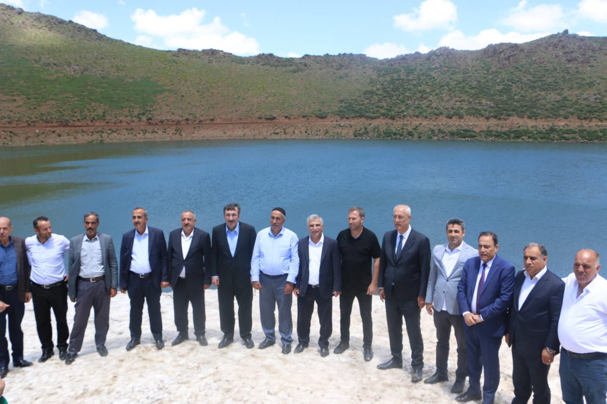 _cevdetyilmaz's tweet photo. Şaban köyünde bölge muhtarları ile kahvaltılı toplantı yaptık. Ardından 2400 m civarında olan “Gerındal” krater gölüne gittik. Bu mevsimde hala karlı olan bölgede karlı pekmez dondurması yedik. Huzur ortamında güzelliklerimizi keşfetmeye devam edeceğiz. https://t.co/XcLJ3SRwZr