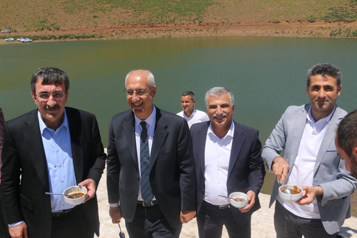_cevdetyilmaz's tweet photo. Şaban köyünde bölge muhtarları ile kahvaltılı toplantı yaptık. Ardından 2400 m civarında olan “Gerındal” krater gölüne gittik. Bu mevsimde hala karlı olan bölgede karlı pekmez dondurması yedik. Huzur ortamında güzelliklerimizi keşfetmeye devam edeceğiz. https://t.co/XcLJ3SRwZr