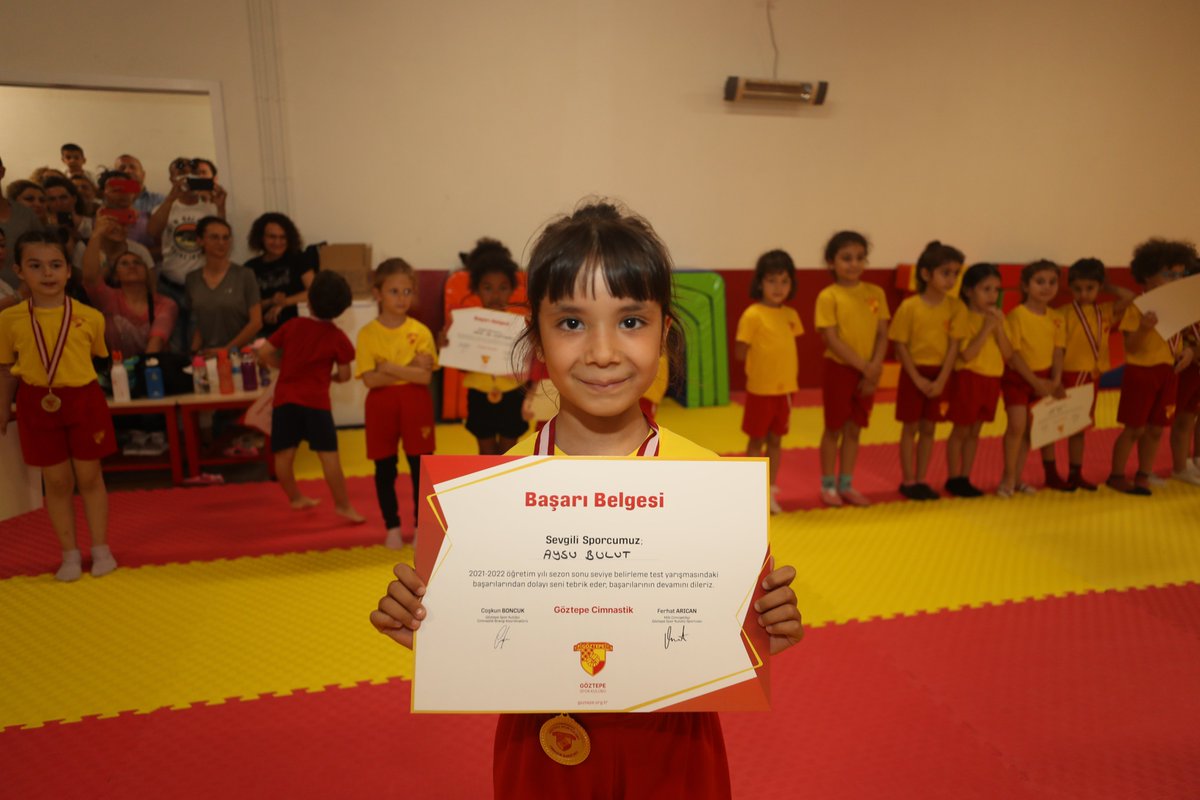 Goztepe's tweet photo. Yüzme ve cimnastik okullarımızın kış sezonu kapanış şenliklerinde minik sporcularımız yeteneklerini sergiledi.💛❤️

Kış sezonu boyunca öğrendiklerini ailelerine ve arkadaşlarına sergileyen minik sporcularımız, keyifli anların ardından madalya ve sertifikalarını aldı.

#Göztepe https://t.co/bBHBssbaUl