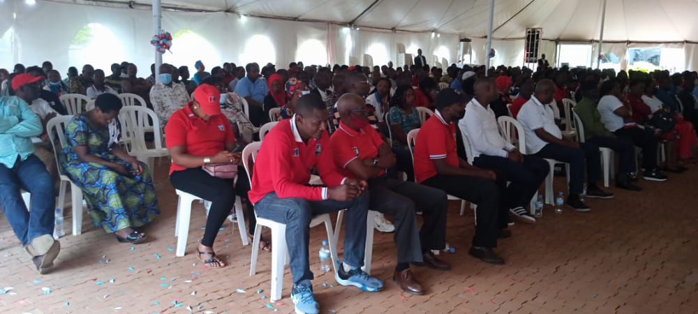 RPF_Gasabo's tweet photo. Abanyamuryango bashimiwe uburyo bitwaye muguhangana na #Covid19, kwinjiza abanyamuryango mu #IntoreSoftware, uburyo bitabira gutanga #Umusanzu w' umuryango. Banasabwe gukomeza kurwanya Dropout, kwitabira gahunda ya #MUSA &amp; EJO HEZA. Harahiye abanyamuryango 58 #Kimironko &amp; #Ndera https://t.co/CNTWPmgU1N