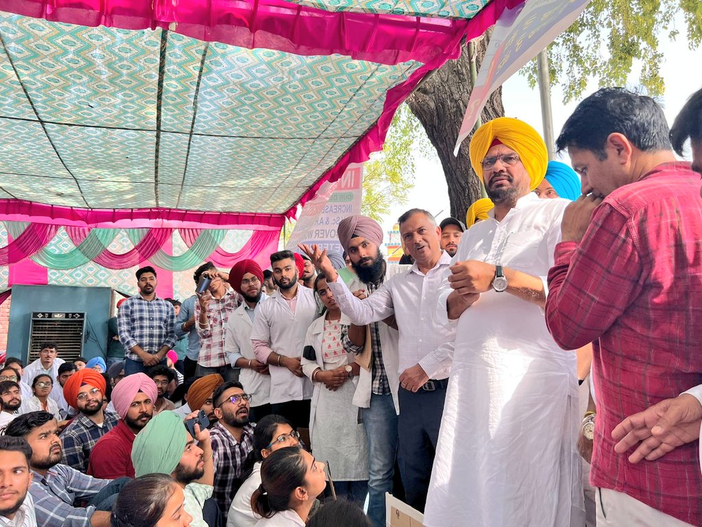 KuldeepSinghAAP's tweet photo. GADVASU UNIVERSITY ਲੁਧਿਆਣਾ ਵਿਖੇ ਮੈਡੀਕਲ ਦੇ ਵਿਦਿਆਰਥੀਆਂ ਵੱਲੋ ਟਰੇਨਿੰਗ ਭੱਤੇ ਚ ਵਾਧਾ ਕਰਨ ਸਬੰਧੀ ਰੋਸ ਧਰਨਾ ਲਗਾਇਆ ਗਿਆ ਸੀ।ਇਸ ਮੌਕੇ ਪਹੁੰਚ ਕੇ ਉਹਨਾਂ ਨਾਲ ਗੱਲਬਾਤ ਕੀਤੀ ਅਤੇ ਉਹਨਾਂ ਦੀਆਂ ਮੰਗਾਂ ਨੂੰ ਮੰਨਦੇ ਹੋਏ ਜਲਦ ਹੀ ਭੱਤੇ ਚ ਵਾਧਾ ਕੀਤੇ ਜਾਣ ਦੀ ਗੱਲ ਆਖੀ। https://t.co/yTayDk76cP