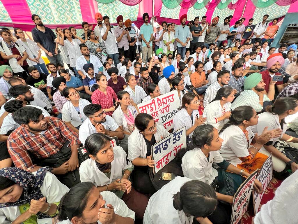 KuldeepSinghAAP's tweet photo. GADVASU UNIVERSITY ਲੁਧਿਆਣਾ ਵਿਖੇ ਮੈਡੀਕਲ ਦੇ ਵਿਦਿਆਰਥੀਆਂ ਵੱਲੋ ਟਰੇਨਿੰਗ ਭੱਤੇ ਚ ਵਾਧਾ ਕਰਨ ਸਬੰਧੀ ਰੋਸ ਧਰਨਾ ਲਗਾਇਆ ਗਿਆ ਸੀ।ਇਸ ਮੌਕੇ ਪਹੁੰਚ ਕੇ ਉਹਨਾਂ ਨਾਲ ਗੱਲਬਾਤ ਕੀਤੀ ਅਤੇ ਉਹਨਾਂ ਦੀਆਂ ਮੰਗਾਂ ਨੂੰ ਮੰਨਦੇ ਹੋਏ ਜਲਦ ਹੀ ਭੱਤੇ ਚ ਵਾਧਾ ਕੀਤੇ ਜਾਣ ਦੀ ਗੱਲ ਆਖੀ। https://t.co/yTayDk76cP