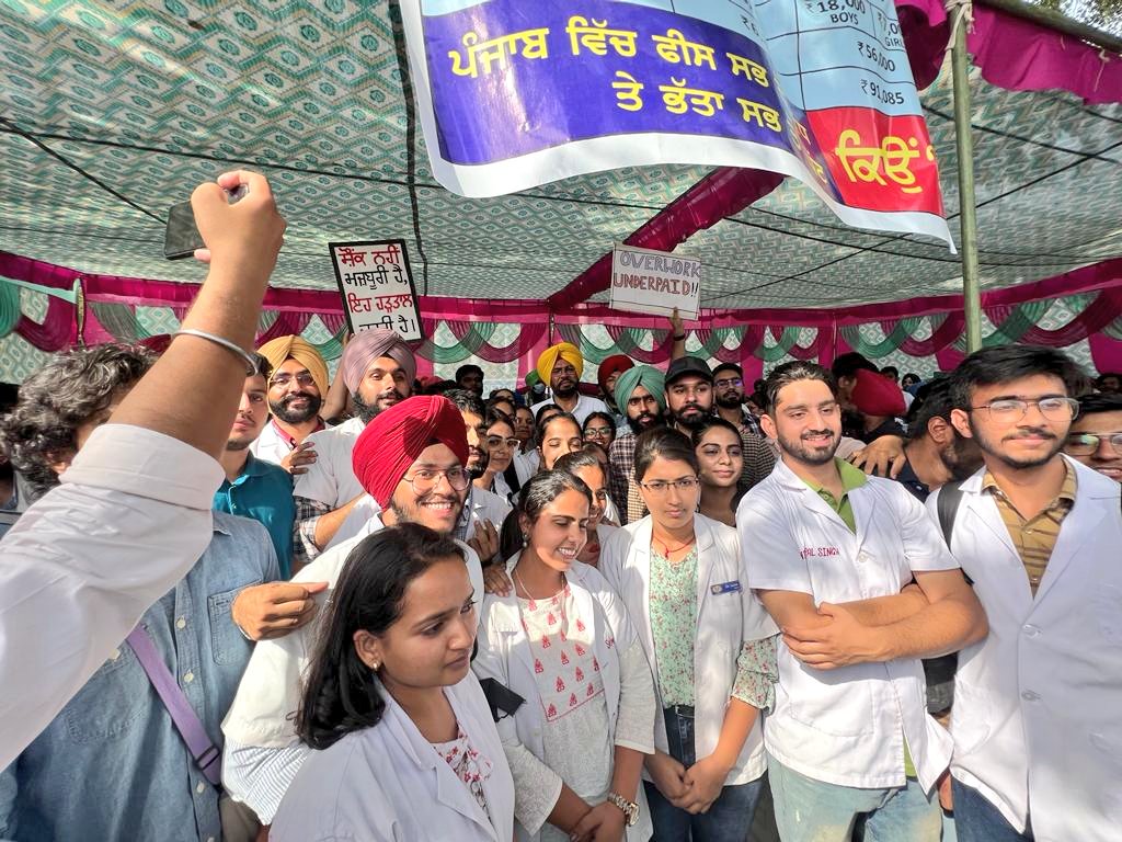 KuldeepSinghAAP's tweet photo. GADVASU UNIVERSITY ਲੁਧਿਆਣਾ ਵਿਖੇ ਮੈਡੀਕਲ ਦੇ ਵਿਦਿਆਰਥੀਆਂ ਵੱਲੋ ਟਰੇਨਿੰਗ ਭੱਤੇ ਚ ਵਾਧਾ ਕਰਨ ਸਬੰਧੀ ਰੋਸ ਧਰਨਾ ਲਗਾਇਆ ਗਿਆ ਸੀ।ਇਸ ਮੌਕੇ ਪਹੁੰਚ ਕੇ ਉਹਨਾਂ ਨਾਲ ਗੱਲਬਾਤ ਕੀਤੀ ਅਤੇ ਉਹਨਾਂ ਦੀਆਂ ਮੰਗਾਂ ਨੂੰ ਮੰਨਦੇ ਹੋਏ ਜਲਦ ਹੀ ਭੱਤੇ ਚ ਵਾਧਾ ਕੀਤੇ ਜਾਣ ਦੀ ਗੱਲ ਆਖੀ। https://t.co/yTayDk76cP