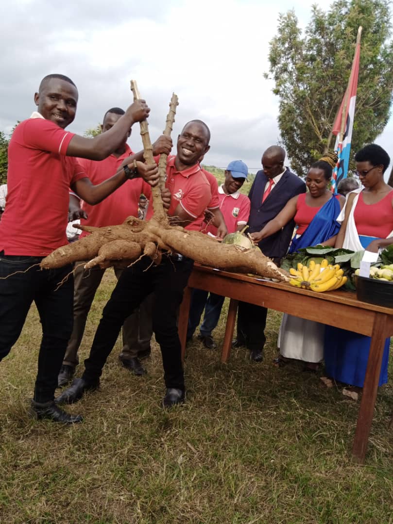 RPF_Gasabo's tweet photo. Abanyamuryango bashimiwe uburyo bitwaye muguhangana na #Covid19, kwinjiza abanyamuryango mu #IntoreSoftware, uburyo bitabira gutanga #Umusanzu w' umuryango. Banasabwe gukomeza kurwanya Dropout, kwitabira gahunda ya #MUSA &amp; EJO HEZA. Harahiye abanyamuryango 58 #Kimironko &amp; #Ndera https://t.co/CNTWPmgU1N