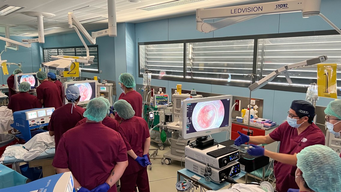 STEndoscopia's tweet photo. Hoy estamos en el @creballeida colaborando con la @SCEDMQ para el Curso de Endoscopia Esofagogástrica con las torres de @SonoscapeGlobal y fungible como #Lockado y #Goldknife de #MicroTech
Impartido por @hugo_uchima, David Barquero, Liseth Rivero y Henry Córdova
#STEndoscopia https://t.co/rZY1v9cUva