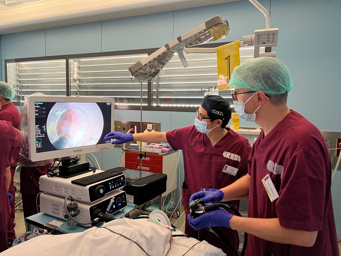 STEndoscopia's tweet photo. Hoy estamos en el @creballeida colaborando con la @SCEDMQ para el Curso de Endoscopia Esofagogástrica con las torres de @SonoscapeGlobal y fungible como #Lockado y #Goldknife de #MicroTech
Impartido por @hugo_uchima, David Barquero, Liseth Rivero y Henry Córdova
#STEndoscopia https://t.co/rZY1v9cUva