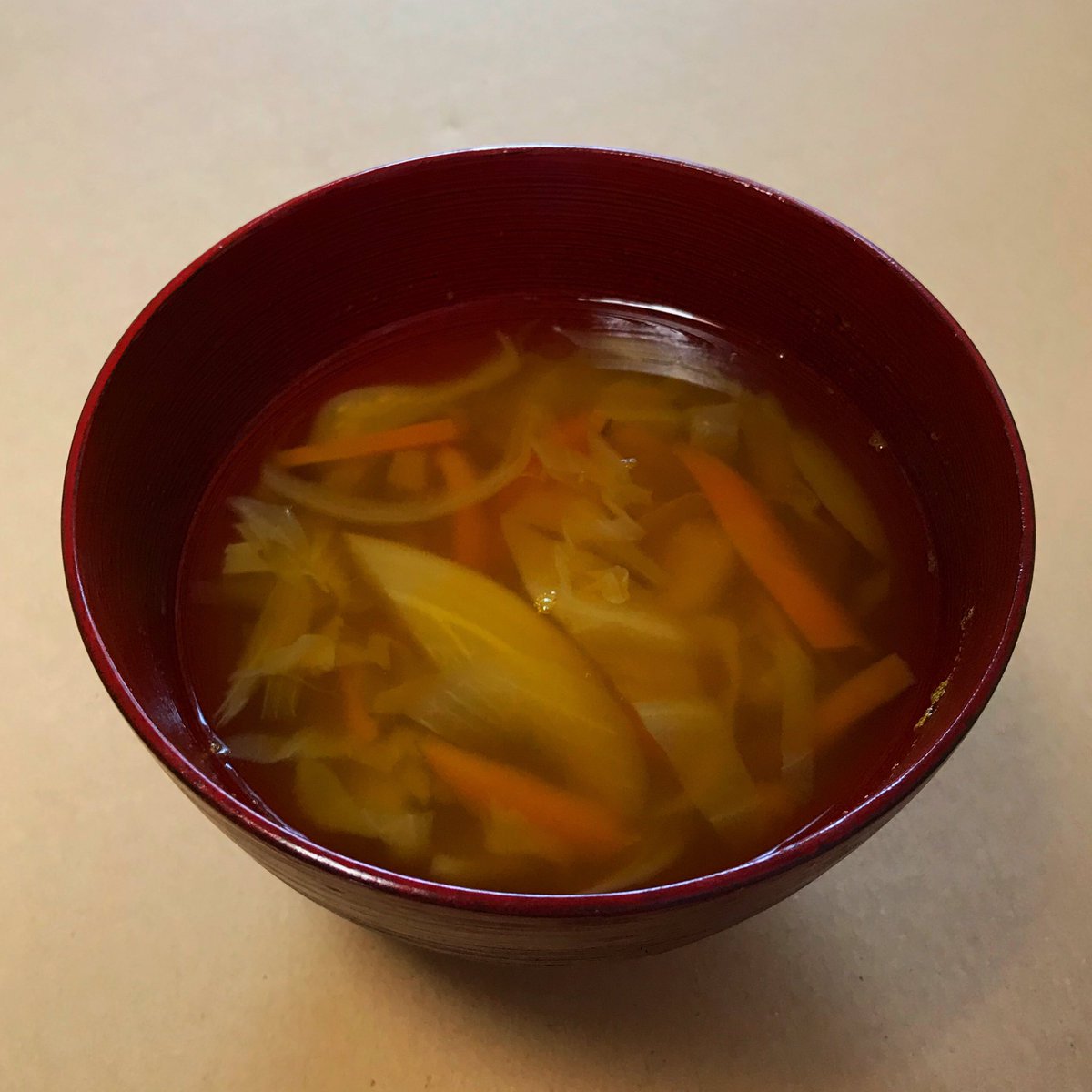今日のスープは野菜スープ。冷凍保存しておいたものを解凍して食べました。いつもと食感が違いましたが、おいしく頂きました。#今日のスープ　#野菜スープ　#ケの食事　#にんじん　#玉ねぎ　#キャベツ　#かぼちゃ　#today’s soup   #vegetable soup  stand.fm/episodes/62686…
