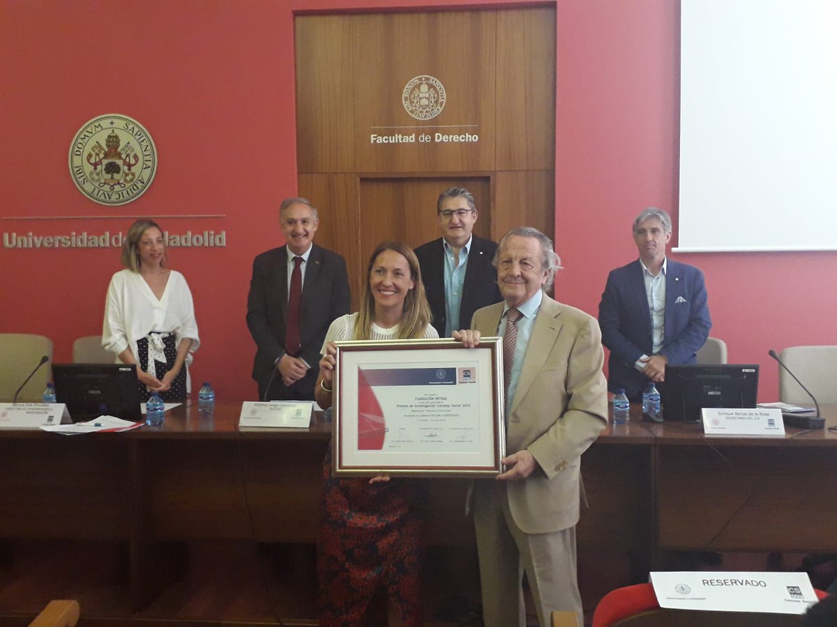 El presidente de @fintras, Justino Gómez, y la directora de I+D de la fundación, Raquel Losada, recogen el Premio de Investigación @ConsejoSocUVa 2022 en la Modalidad de Empresas e Instituciones