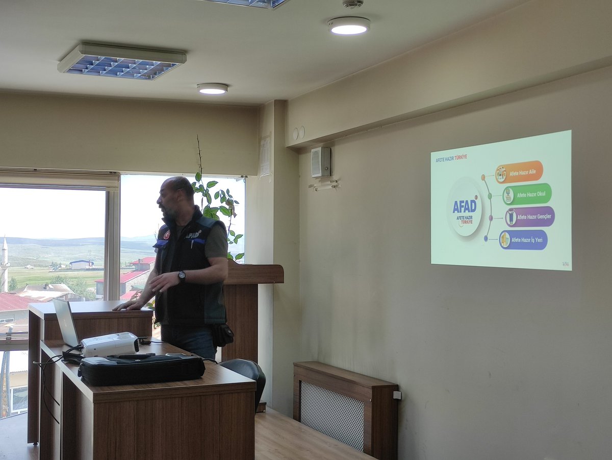 AFAD tarafından Belediyemiz personellerine AFAD Acil Mobil Uygulamasının tanıtımı, eğitimi ve doğal afetler hakkında bilgilendirme toplantısı gerçekleştirildi.

#KarlıovaBelediyesi
#Bingöl 
#AFAD
