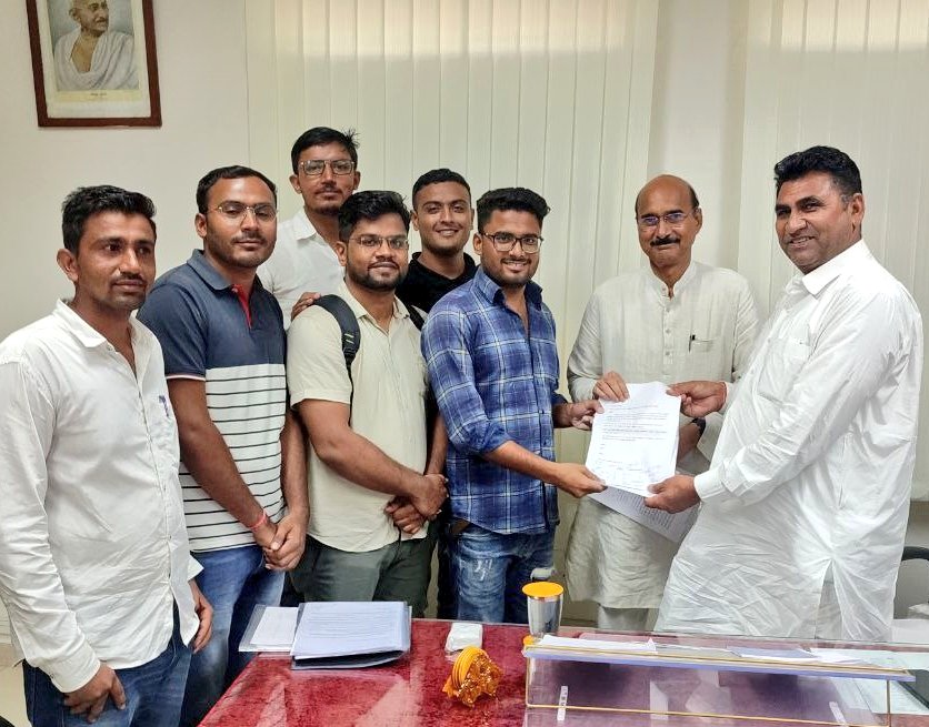 Radhemahwa's tweet photo. #Jaipur:- पटवार भर्ती की नियुक्ति से जुडा मामला। 

पटवार अभ्यर्थियों के साथ राजस्व मंत्री @RamlaljatINC जी एवं अभियोग निराकरण ��मिति अध्यक्ष @PParashar60 से मिलकर जल्द नियुक्ति की मांग पर बताया इस माह नियुक्ति देने की पुरी कोशिश जारी है साथ ही ऑनलाइन प्रक्रिया से जल्द से जल्द जिला https://t.co/7wJwQJA475