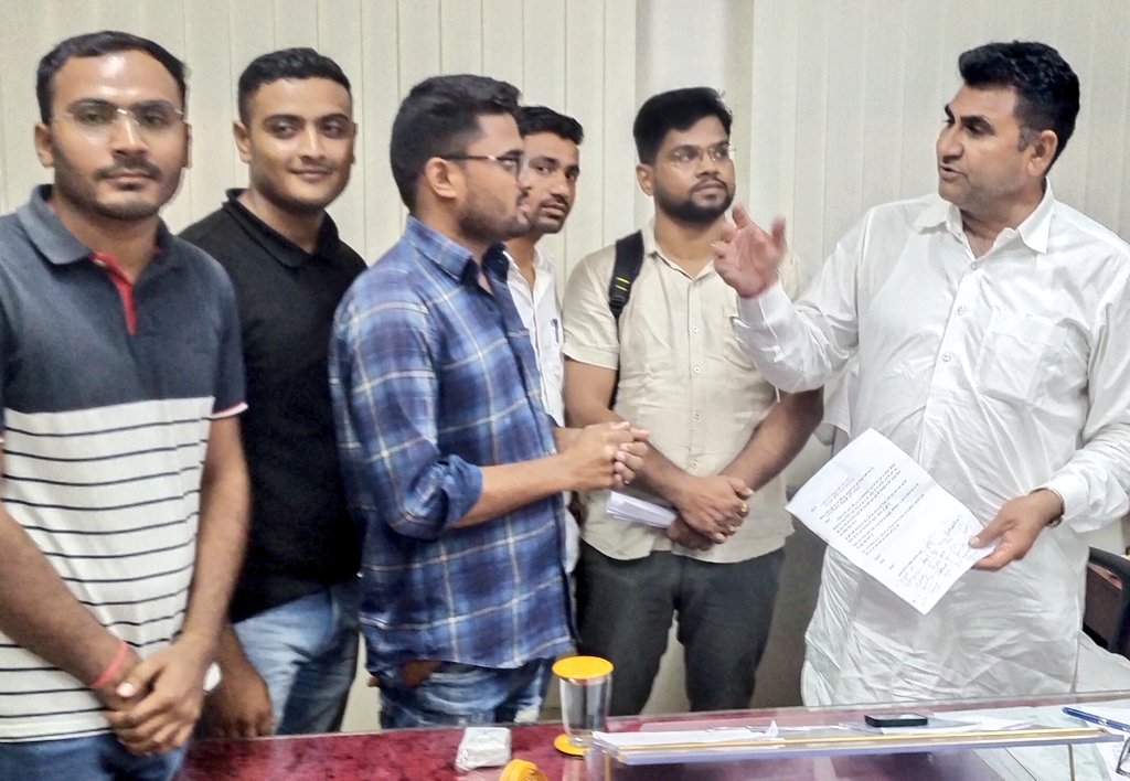 Radhemahwa's tweet photo. आवंटन करके जून में नियुक्ति देने का प्रयास करेंगे।
साथ ही ग्रह जिला या नजदीकी जिला आंवटन करवाने के लिए भी मांग की। 

प्रशासनिक सुधार विभाग के माध्यम से ऑनलाइन जिला की च्वाइस भरवाकर रैंक एवं च्वाइस के आधार पर जिला आंवटन भी किया जा सकता है। https://t.co/1bUMYtf3LC