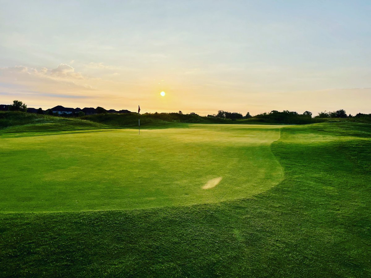 SevenLakes_Golf's tweet photo. We love a beautiful sunrise on a Monday 🌅. Book your tee times online at https://t.co/ibWQcHspc6 or call 519-972-1177 #sevenlakesgolf https://t.co/04zbypfch0