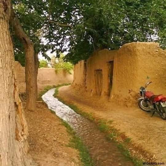 خطوة أخيرة...
منذ سنوات وأنا أؤجل الكثير أشعر 
أنني أقاوم أشياء غير مرئية 
أشياء تأتي من العدم لتبعث في روحي 
شعورآ غامضآ ومآسي كثيفه لا أعلم كيف 
بدأت ولا متى ستنتهي...
وفي كل مرة أقول في نفسي خطوة أخرى بعد