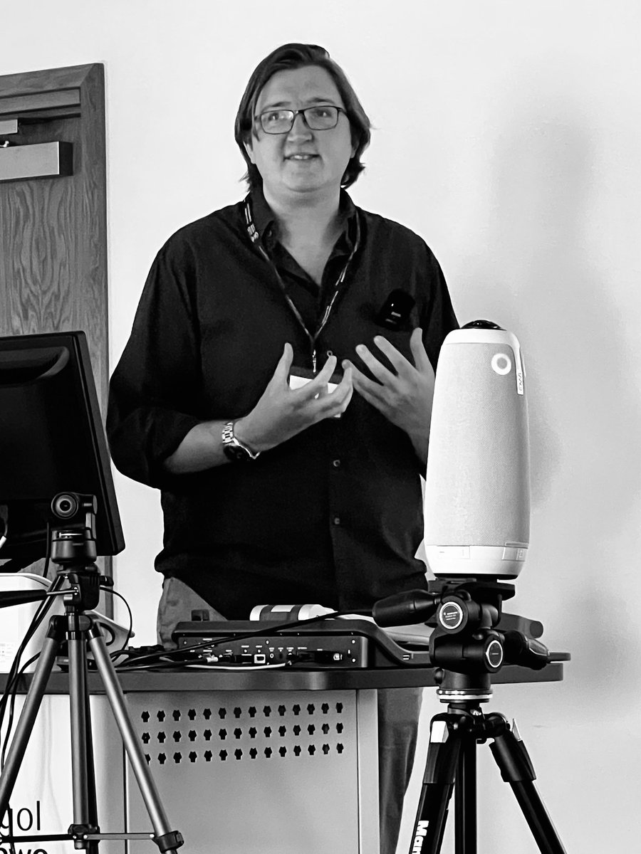 ara_anderson's tweet photo. Next up is @JoshuaABull presenting, Mathematical methods for mapping multiplex models of macrophages #SWAMBA22 @OxUniMaths https://t.co/FZcl7veJ2l