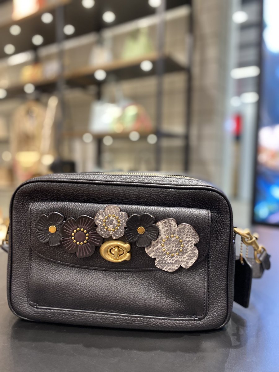 gencyandayone's tweet photo. #coachcreate
#coachbag
#coach_japan
#コーチ錦糸町パルコ
#コーチクリエイト
#コーチバッグ
#コーチティーローズ
以前購入した
coachのカメラバッグに
カスタマイズ!
ティーローズ可愛い(≧∀≦) https://t.co/01JUOZdqVP