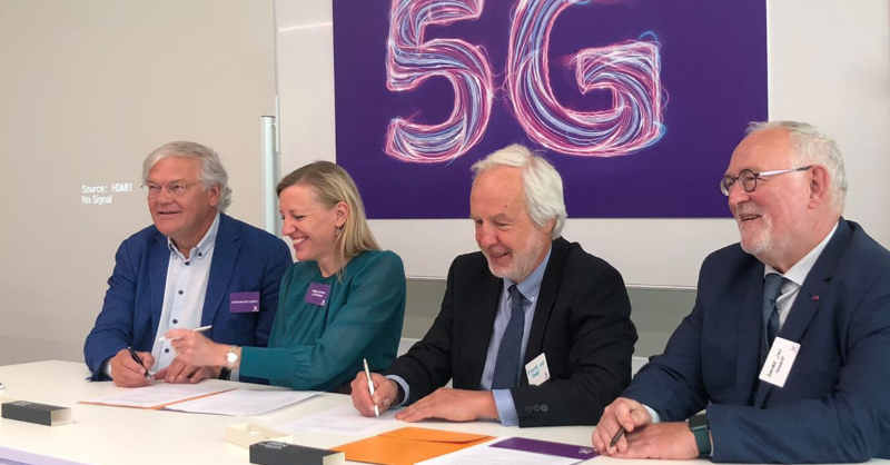 ProximusGroup's tweet photo. Comment mettre en oeuvre la #technologie et la #5G, catalyseur majeur de la transformation digitale ? ⚡️ 

Nous nous associons à @Howest_Intl pour mettre un laboratoire 5G à la disposition des entreprises et partenaires industriels.  

#5GLab