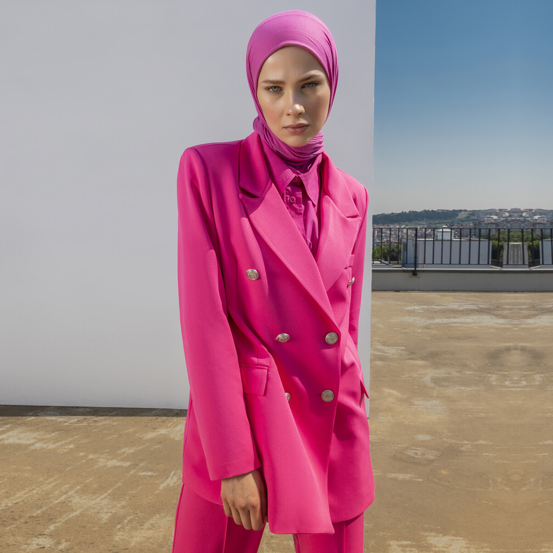 As we say hello to summer, let's introduce you to our summer collection!

Shawl 8026287
Suit:8300644
Shirt: 8313880