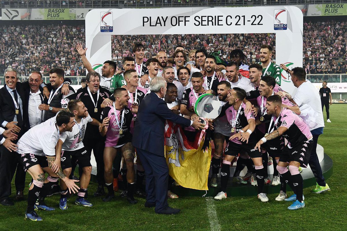 seriecofficial's tweet photo. 9% di share su Rai 2 con picco di un 1.5M di telespettatori 💥 https://t.co/JD7OGvSx93
Grande copertura SkySport, Eleven Sports, estero, social e il tifo 🔥
Presidente #LegaPro #Ghirelli: “Dato eccezionale che mostra forza e spettacolarità #SerieC ed evento #Cplayoff” 🏆 https://t.co/TcEoZntjKa