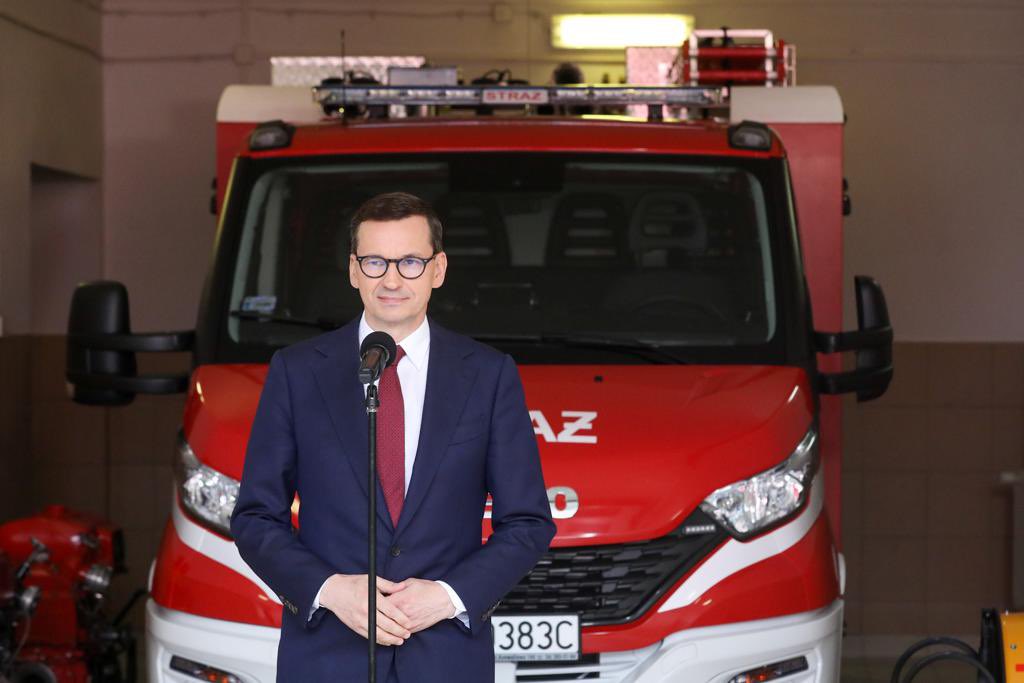 PremierRP's tweet image. Premier @MorawieckiM w OSP #Zendek: Żeby pomagać ludziom potrzebujemy zmotywowanych druhów i druhen, ale i dobrego sprzętu. Warto sprawdzić, kto najlepiej wyposażył OSP.