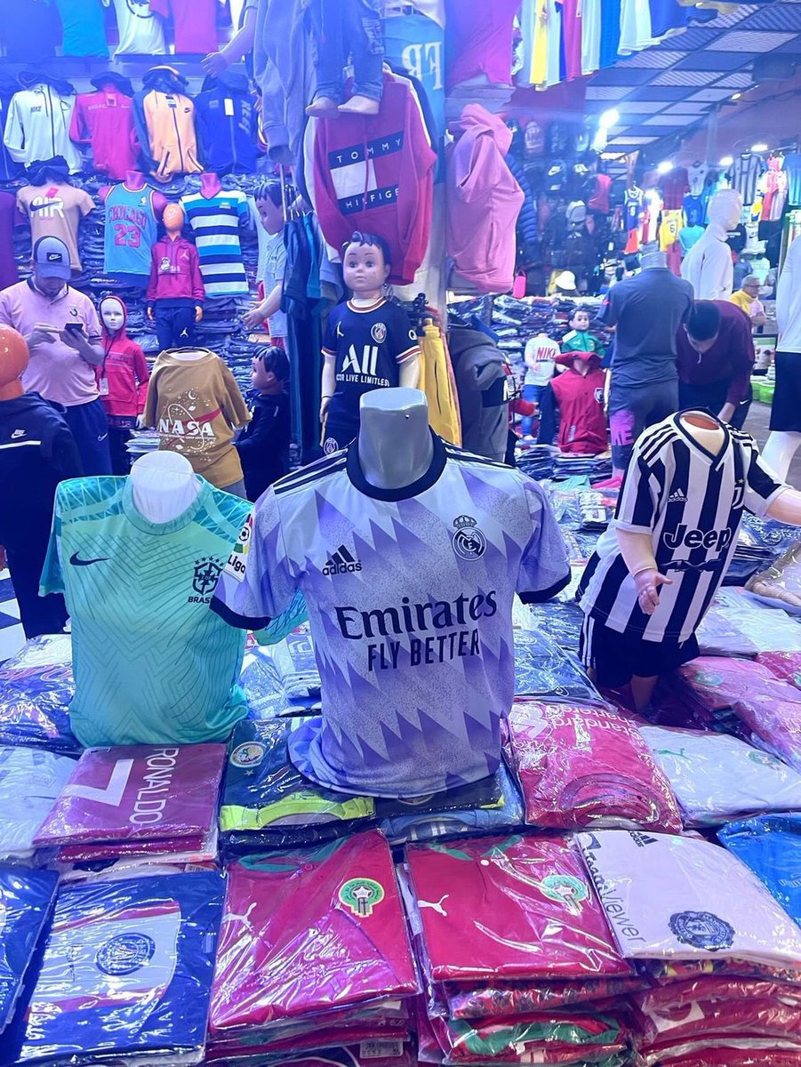 lnstantFoot's tweet photo. Pas encore dispo en boutique, le maillot extérieur du Real Madrid est déjà dispo… dans le souk d’Agadir 😂🇲🇦

@Renzema9 https://t.co/u1xYZtRqul