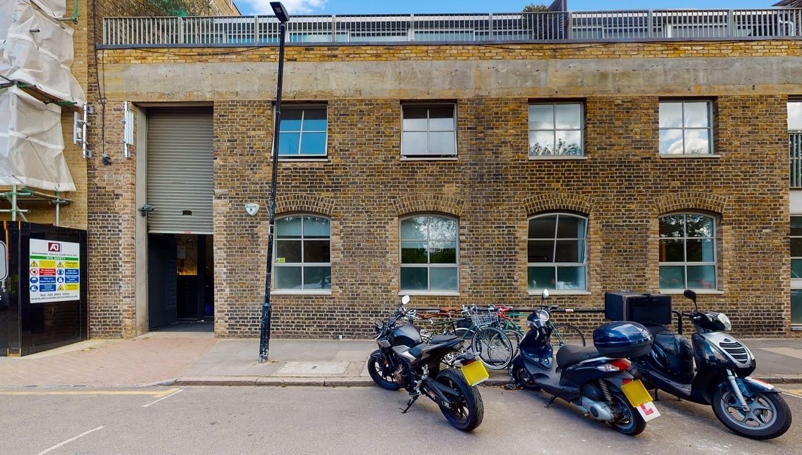 Peachproperties's tweet photo. Spectacular one bedroom open plan warehouse conversion overlooking Weavers Fields and just a short walk from the Brick Lane with Bethnal Green Undergroubnd Station close by. 
 
https://t.co/3H7FZdMNvV https://t.co/UP9JVWXBHE