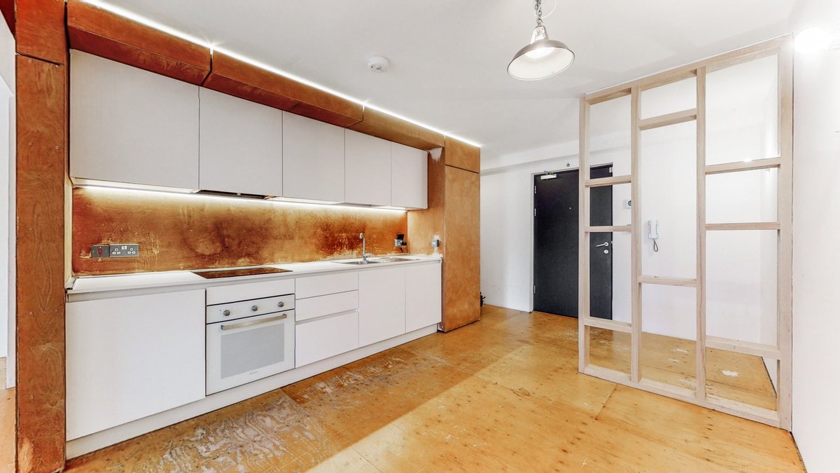 Spectacular one bedroom open plan warehouse conversion overlooking Weavers Fields and just a short walk from the Brick Lane with Bethnal Green Undergroubnd Station close by. 
 
rightmove.co.uk/properties/856…
