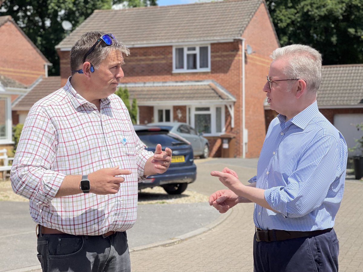 Good to be able to chat to ⁦<a href="/michaelgove/">Michael Gove</a>⁩ in #Willand at the weekend. Discussing issues regarding the village and wider #MidDevon area.