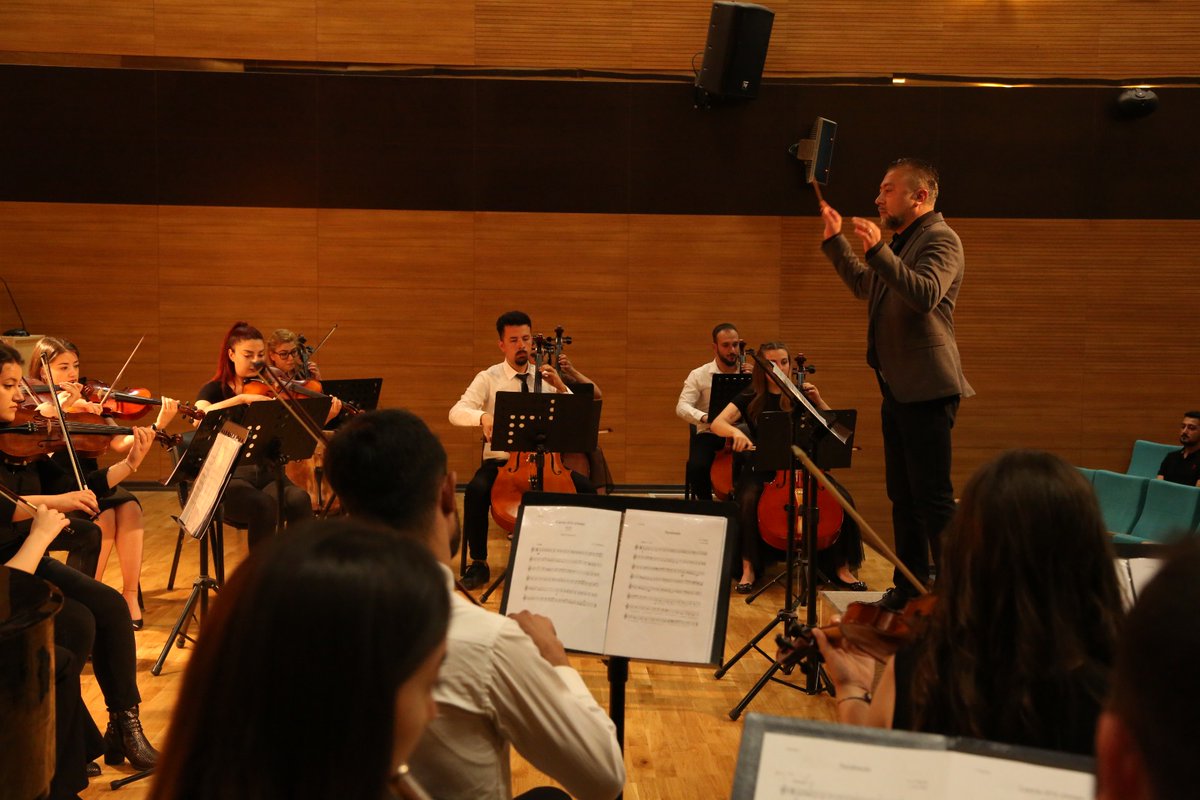 cinarbekir42's tweet photo. Üniversitemiz Eğitim Fakültesi Güzel Sanatlar Eğitimi Bölümü Müzik Eğitimi ABD Öğretim Üyesi @alidelikara yönetiminde Orkestra Konseri yapıldı.
@NOHUniversitesi 
@nohuef 
@DrHasanUslu 
@cinarbekir42 
https://t.co/XnwaybfwGf https://t.co/1Mk33UZYXc