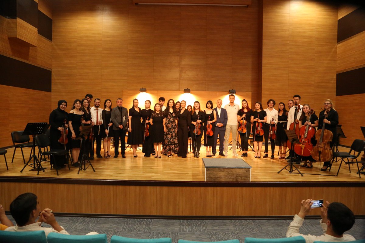 cinarbekir42's tweet photo. Üniversitemiz Eğitim Fakültesi Güzel Sanatlar Eğitimi Bölümü Müzik Eğitimi ABD Öğretim Üyesi @alidelikara yönetiminde Orkestra Konseri yapıldı.
@NOHUniversitesi 
@nohuef 
@DrHasanUslu 
@cinarbekir42 
https://t.co/XnwaybfwGf https://t.co/1Mk33UZYXc