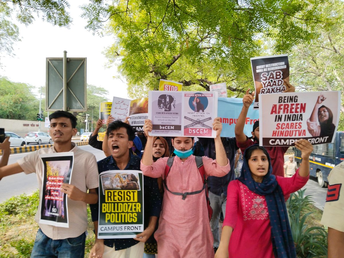 SajidbinSayed's tweet photo. Campus Front joined students' protest against Hindutva bulldozing of Muslim properties in front of UP Bhavan, Delhi. Members were detained by the police along with other students.
#ResistStateOppression
#MuslimsUnderAttackinIndia https://t.co/czYiRqdiiS