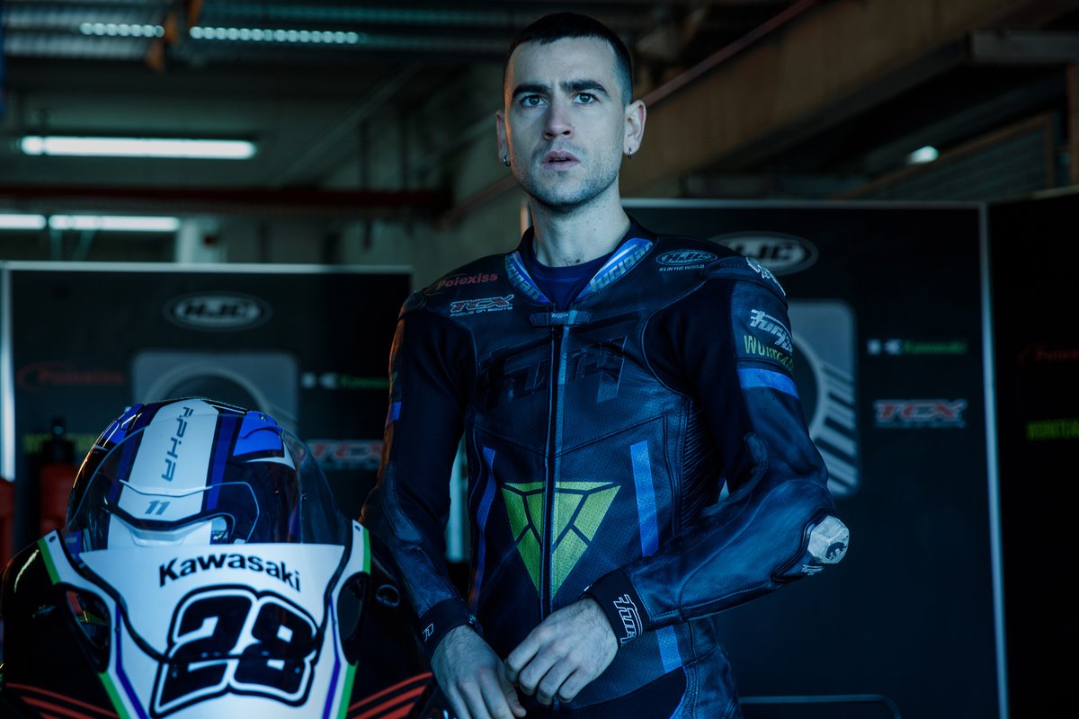 NetflixPelis's tweet photo. Las decisiones de Rafa (Àlex Monner) transcurren entre motos, deudas y drogas. Pero él está dispuesto a lo que sea con tal de mantener a salvo a su familia. #CentauroNetflix, dirigida por Daniel Calparsoro (‘El silencio de la ciudad blanca’) llega el miércoles. https://t.co/GAVLiesj5U