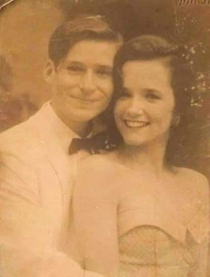 tavo_rocha28's tweet photo. Me encontré esta foto tirada sobre la avenida Lázaro Cardenas (En Gpe N.L) . Por la parte de atrás dice: "Nuestra boda, año de 1955". Si alguien reconoce a la pareja, o perdió la foto, póngase en contacto vía inbox para devolverle tan importante recuerdo familiar. Gracias. https://t.co/RsDII2iGUo