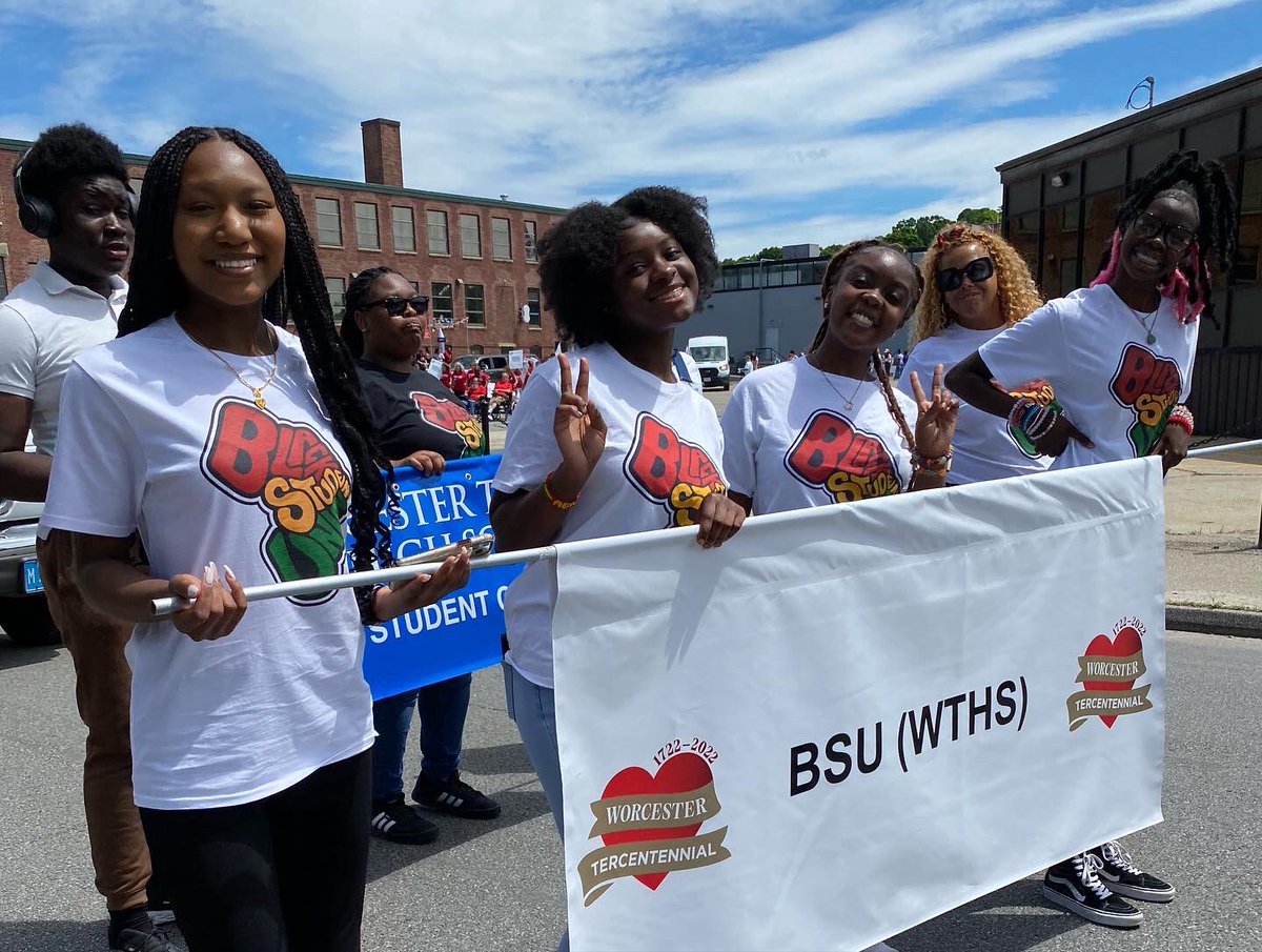 wteagles's tweet photo. So amazing to see all this tech pride in the Worcester Tercentennial Parade! https://t.co/bJIhJB2yjF