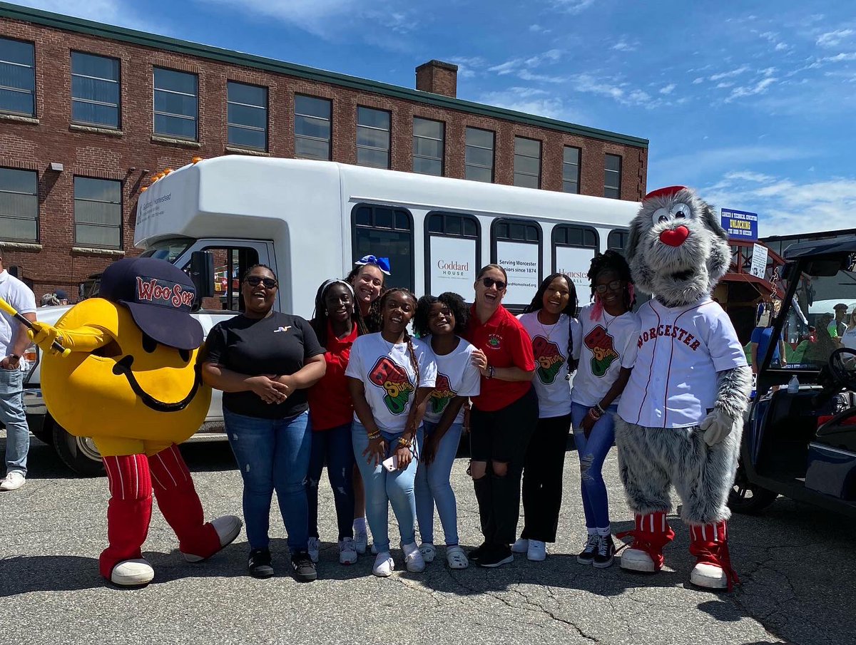 wteagles's tweet photo. So amazing to see all this tech pride in the Worcester Tercentennial Parade! https://t.co/bJIhJB2yjF