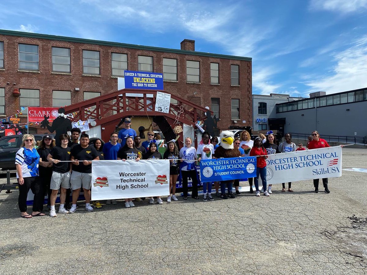 wteagles's tweet photo. So amazing to see all this tech pride in the Worcester Tercentennial Parade! https://t.co/bJIhJB2yjF