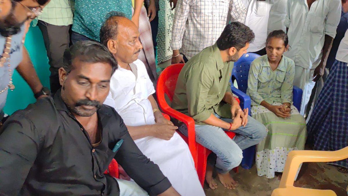 rameshlaus's tweet photo. . @actor_jayamravi met the family of his departed fan &amp; promised them that he would take care of the educational fees of his siblings.. 

Great gesture by him.. https://t.co/5nDp6SM60i