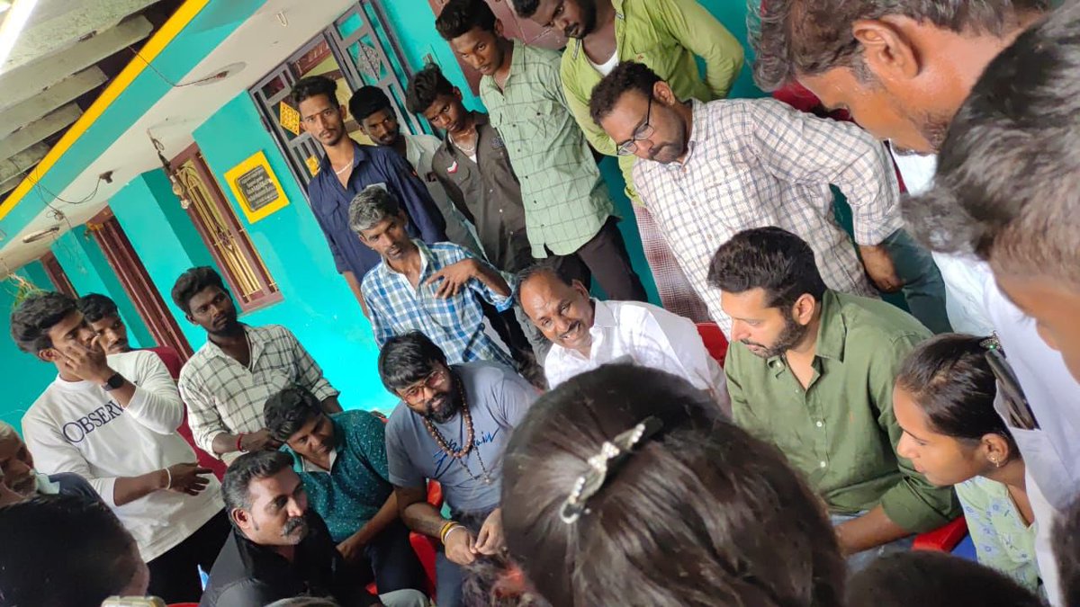 sridevisreedhar's tweet photo. . @actor_jayamravi met the family of his departed fan &amp; promised them that he would take care of the educational fees of his siblings

Good gesture by Ravi the gentleman of Kollywood https://t.co/5HbrkK2i5l