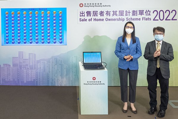 newsgovhk's tweet photo. Ballots are drawn for the Housing Authority's sale of #HomeOwnershipScheme flats and the #WhiteFormSecondaryMarketScheme to determine the priority sequence of applications https://t.co/pyOD6Cl3pg https://t.co/JzsbcXCv6X