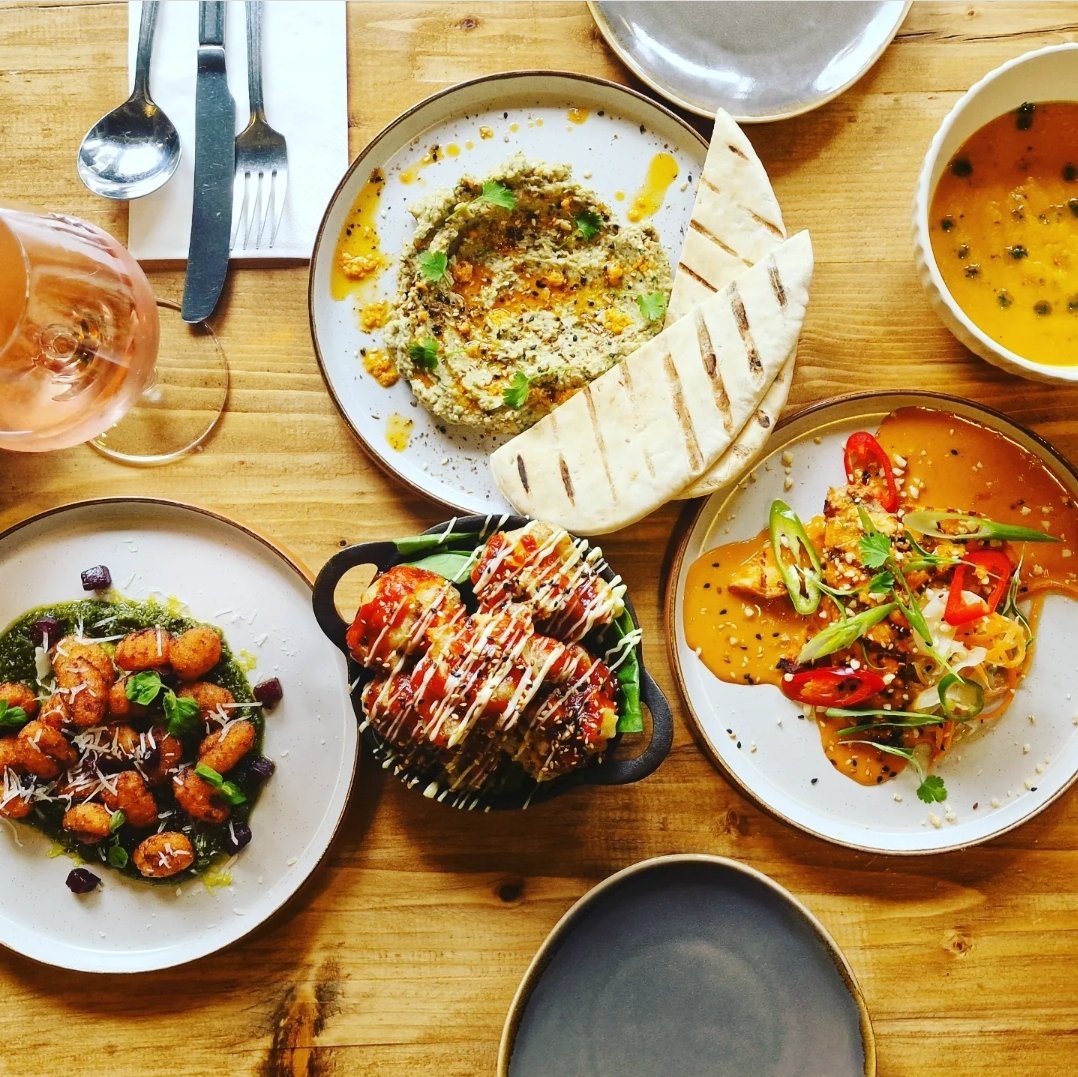 out for a bite to eat #thebungo 
just few things to share

beetroot gnocchi 
sate chicken 
dukkah topped humous 
korean cauliflower 
twice fried chips
pinot grigio blush

#outforlunch
#sharingplates
#trysomethingnew 
#mondayvibes
