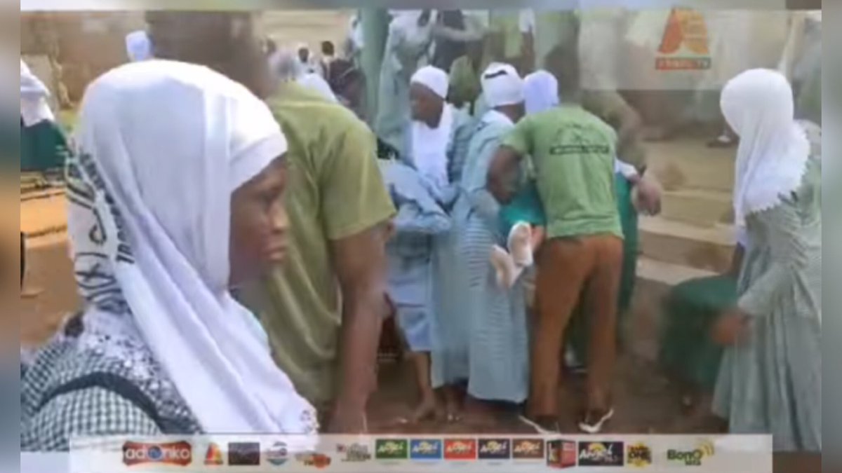 ghfrimpzy's tweet photo. According to multiple reports, Police allegedly fired tear gas on Islamic SHS Students in Kumasi just to stop them from protesting against the deathly road on the school main entrance.
Over 30 to 40 students in serious deathly condition over the incident.
#GHFRIMPZY #BLOGGER1 https://t.co/Lrm9QyCVOs