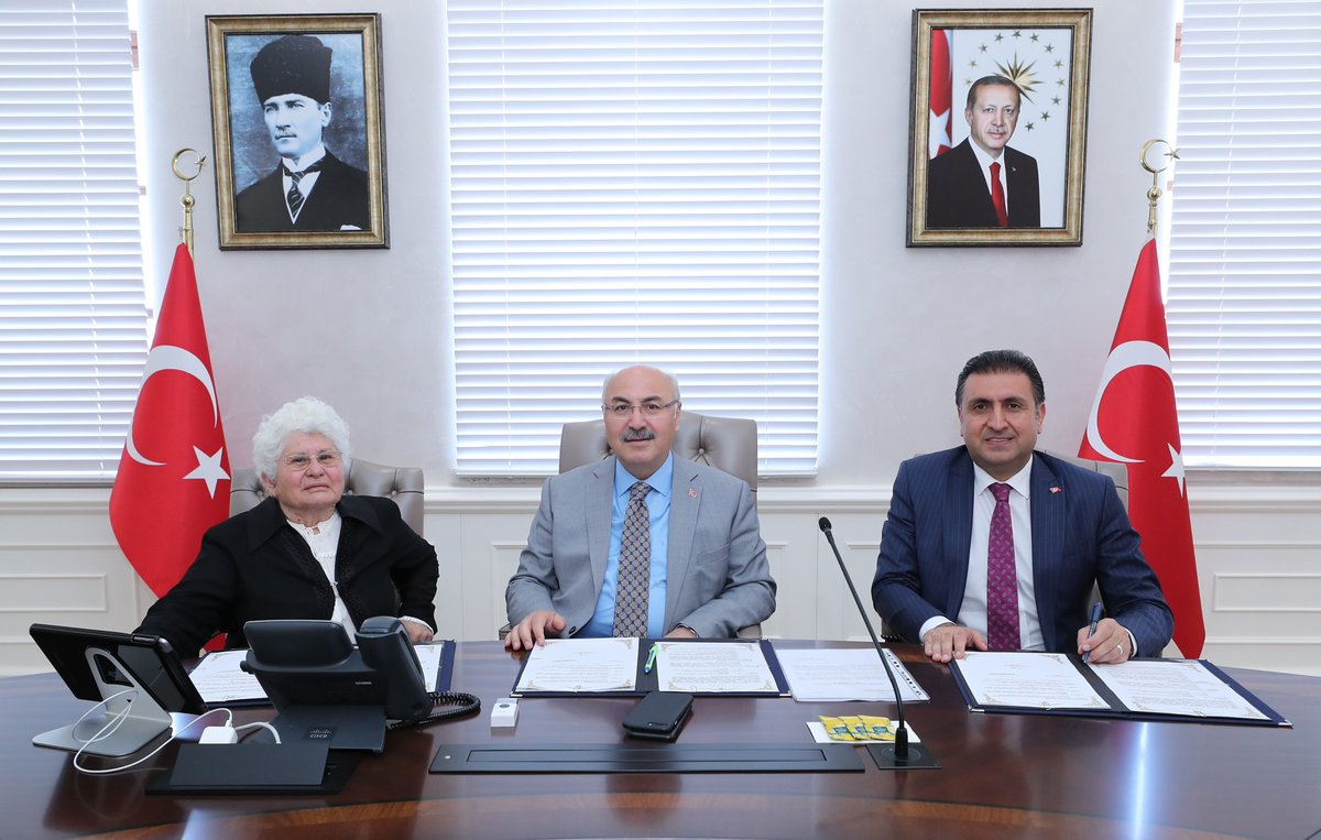 izmir_ilmem's tweet photo. Kemalpaşa - Ulucak Mahallesi'nde yaptırılacak 16 derslikli Özel Eğitim Uygulama Okuluna ilişkin protokol, valiliğimiz himayesinde, Valimiz Sn. @yskosger, İl Millî Eğitim Müdürümüz Dr. Murat Mücahit Yentür ve hayırsever Mücella Bahçıvan tarafından imzalandı.
@tcmeb @MucahitYentur https://t.co/k9sSClJcUo
