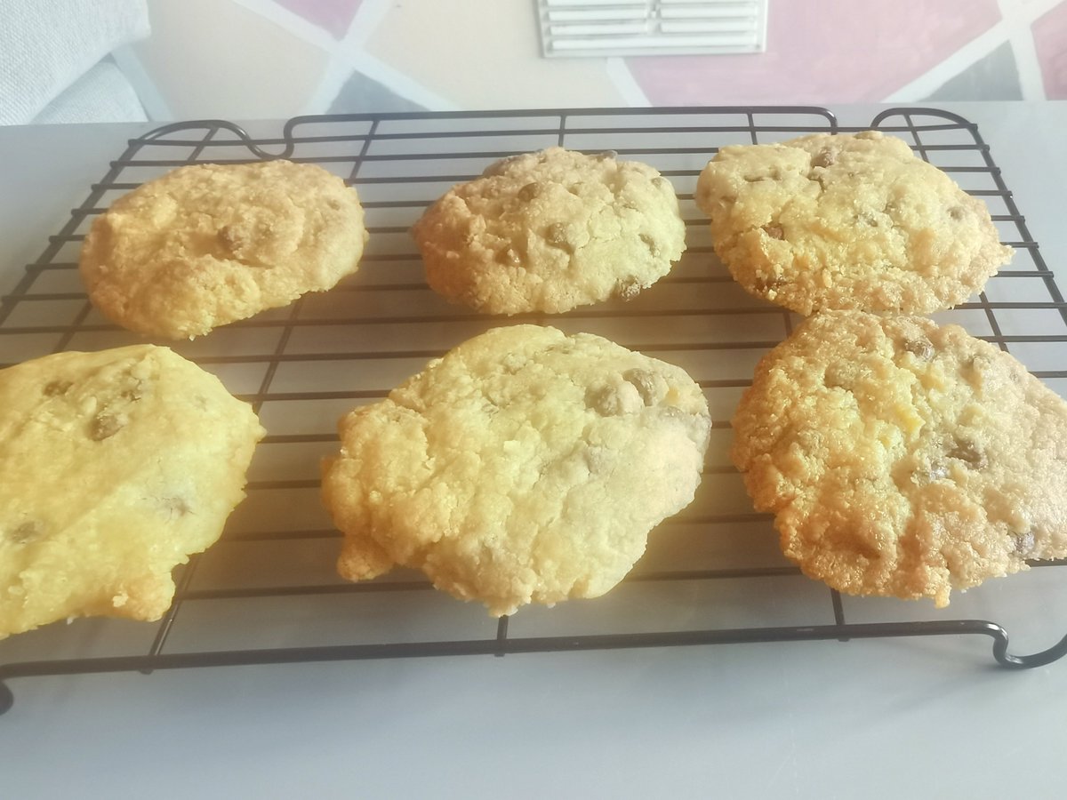 ACakes2021's tweet photo. Chocolate chip cookies 🍪
£10 for 12.

These gorgeous home-baked cookies, flavoured with chocolate chips are a world away from their shop-bought equivalents! https://t.co/Cd7gV3ILiz