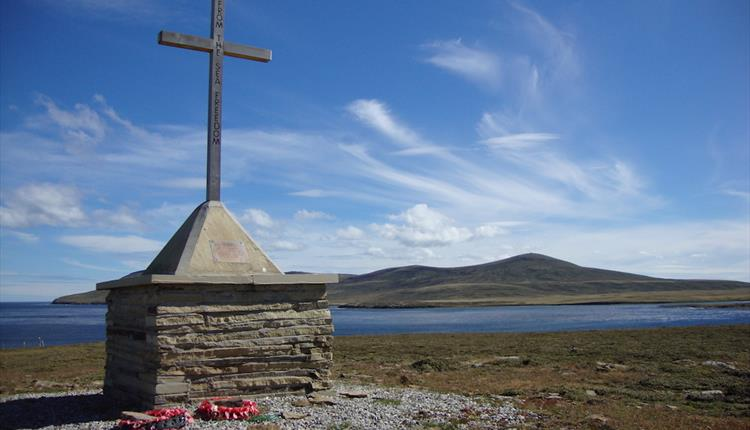 FalklandsinUK's tweet photo. #OTD 1982 June 15th #FoxBay, West Falkland in the #FalklandIslands was liberated by #HMSAvenger & @RoyalMarines of 40 Commando. We thank all those who made sacrifices in our defence & liberation in 1982, & that continue to secure our freedom @BFSouthAtlantic #WeWillRememberThem https://t.co/loGs3fbgC1