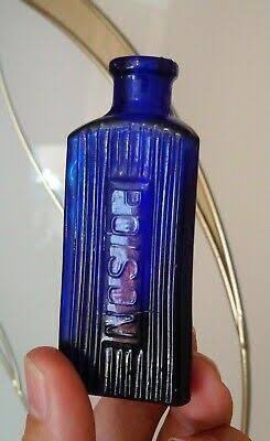 DrGetafix's tweet photo. Not sure if the cobalt blue colour is deliberate, but I’m sure the raised font and tactile ridges are. It would be great if medication packaging legislation could move beyond just label content and adapt some HF/E lessons from the past. #MedPack #MedicationSafety https://t.co/UlVG5Dqv8h