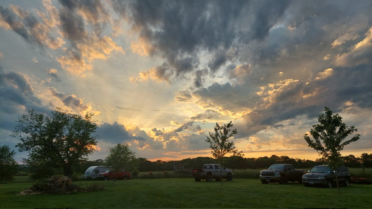 snufflewufugus's tweet photo. I took these sunset pics yesterday,  and thought i would share!  So pretty! 😍 https://t.co/KIJh1Cndpv